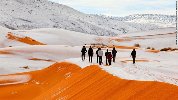 Hình ảnh tuyết rơi trên sa mạc Sahara. Ảnh: CNN