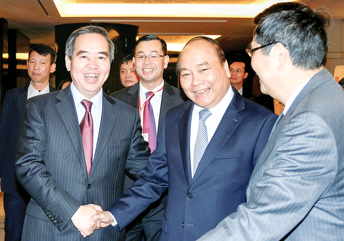 Thủ tướng Nguyễn Xuân Phúc gặp gỡ các đại biểu tham dự Diễn đàn kinh tế Việt Nam lần thứ 2.