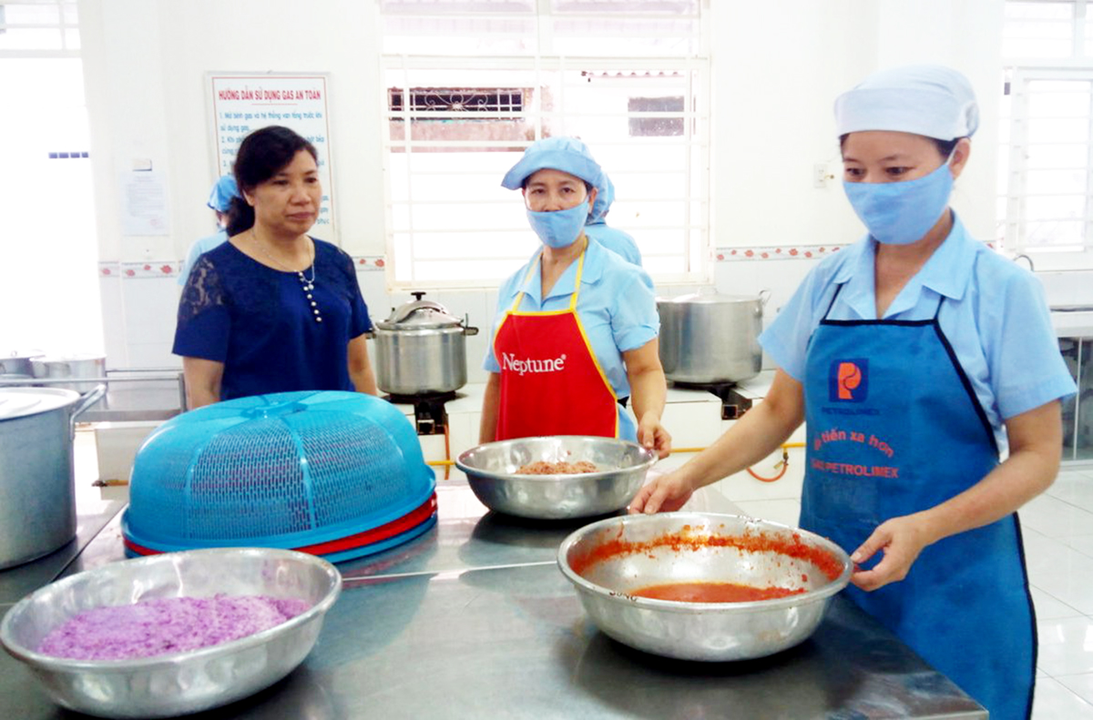 Quy trình chế biến thức ăn ở các trường học trên địa bàn quận Bình Thủy luôn được đảm bảo ATVSTP.