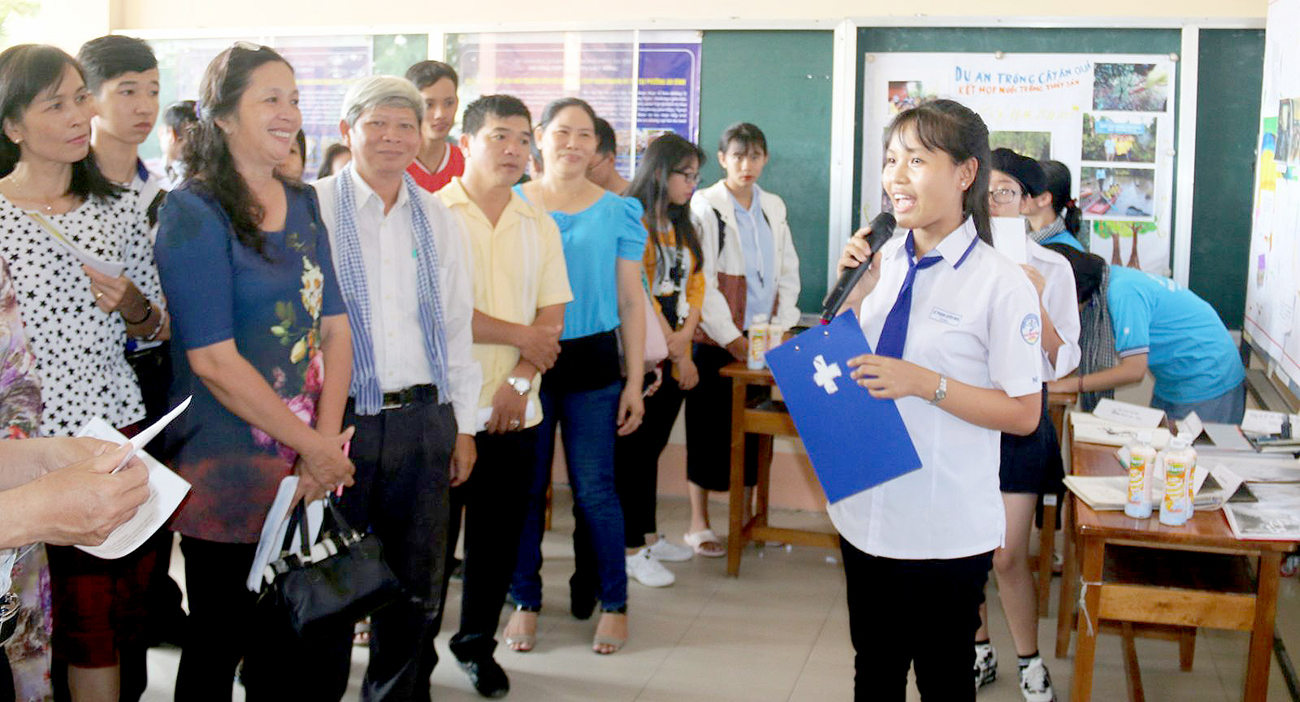 Học sinh Trường THPT Nguyễn Việt Hồng giới thiệu các dự án đã thực hiện. Ảnh: DUY KHÔI