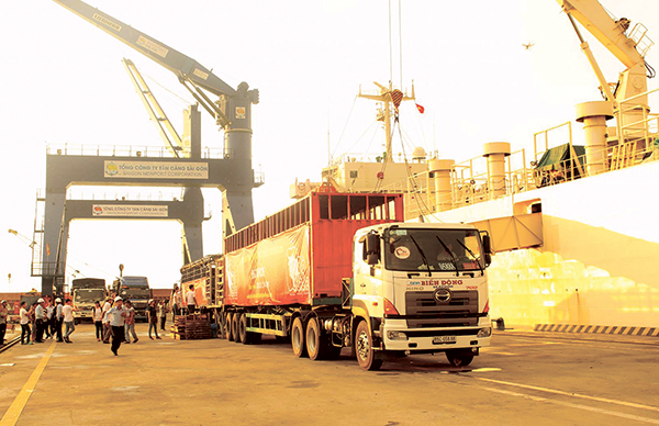 Hoạt động nhập khẩu hàng hóa tại cảng Tân Cảng-Cái Cui, TP Cần Thơ. Ảnh: MINH HUYỀN