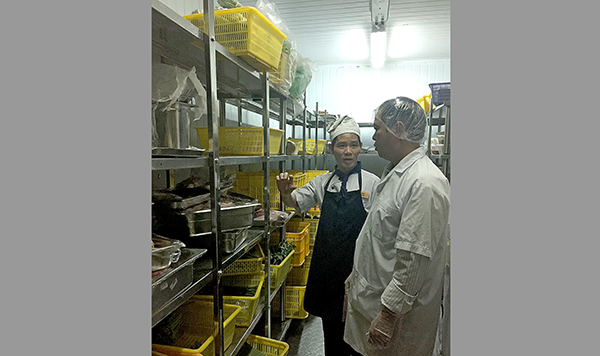 Cán bộ Chi cục An toàn vệ sinh thực phẩm kiểm tra kho lạnh bảo quản thực phẩm tại khách sạn Victoria.