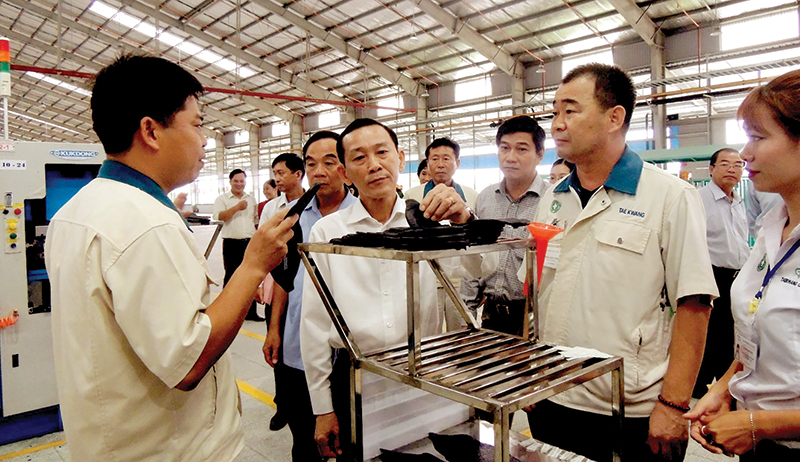 Lãnh đạo thành phố tham quan hoạt động sản xuất của Công ty TNHH TAEKWANG Cần Thơ tại Khu Công nghiệp Hưng Phú 2B, có vốn đầu tư 100% Hàn Quốc. Ảnh: MỸ THANH