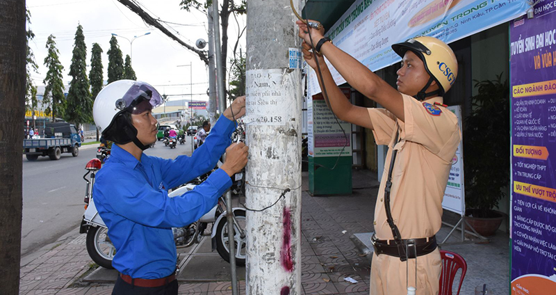 Cảnh sát giao thông và Đoàn Thanh niên quận Ninh Kiều tham gia lập lại trật tự đô thị và TTATGT trên địa bàn quận. Ảnh: TRẦN VŨ TRỌNG