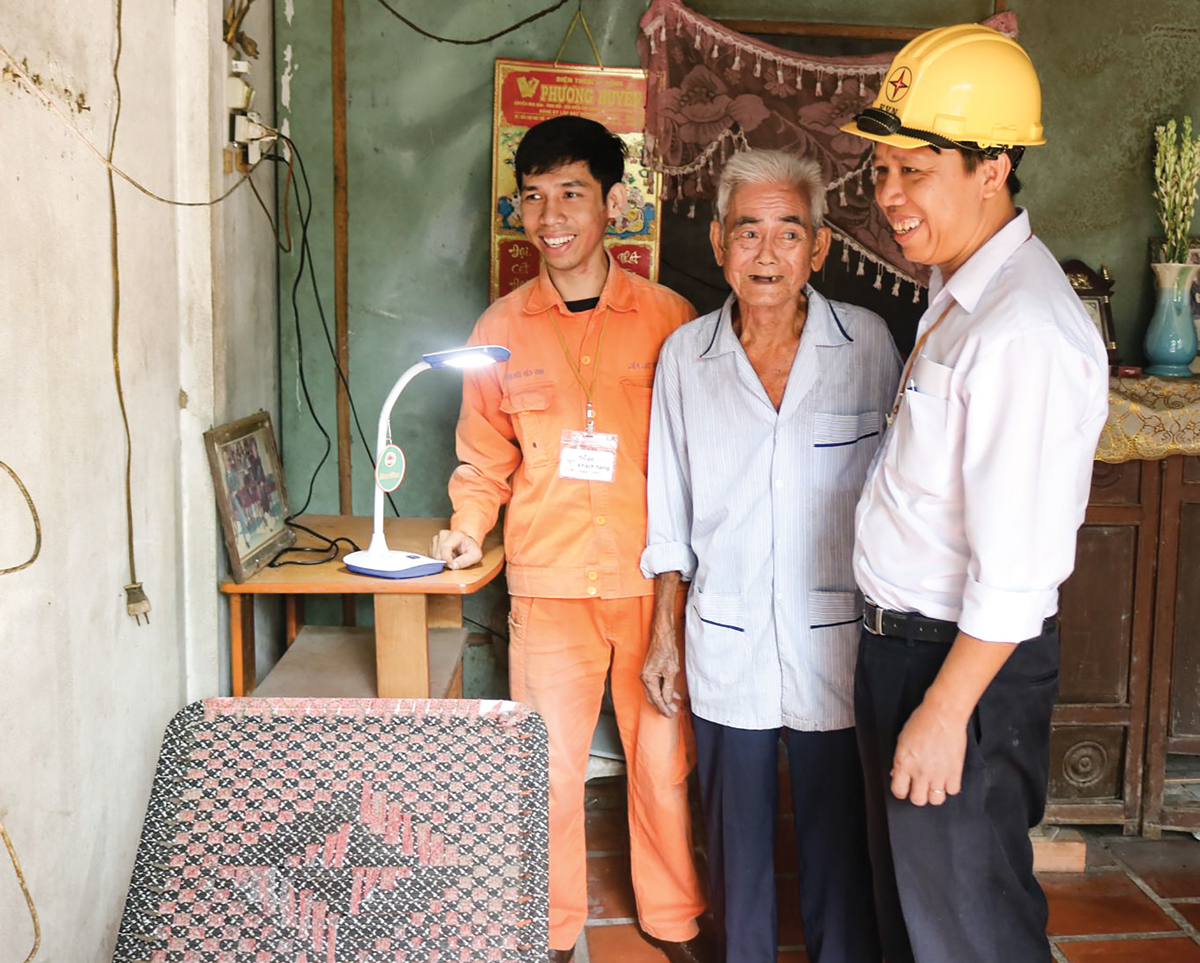 Nhân viên PC Cần Thơ  trao tặng đèn led và hướng dẫn biện pháp sử dụng điện hợp lý cho người dân xã Xuân Thắng, huyện Thới Lai.