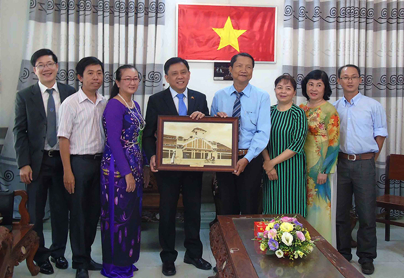 Lãnh đạo Liên hiệp Các tổ chức hữu nghị thành phố tặng quà lưu niệm cho Đại sứ Cộng hòa Philippines tại Việt Nam (thứ 4 từ trái sang). Ảnh: THANH THY