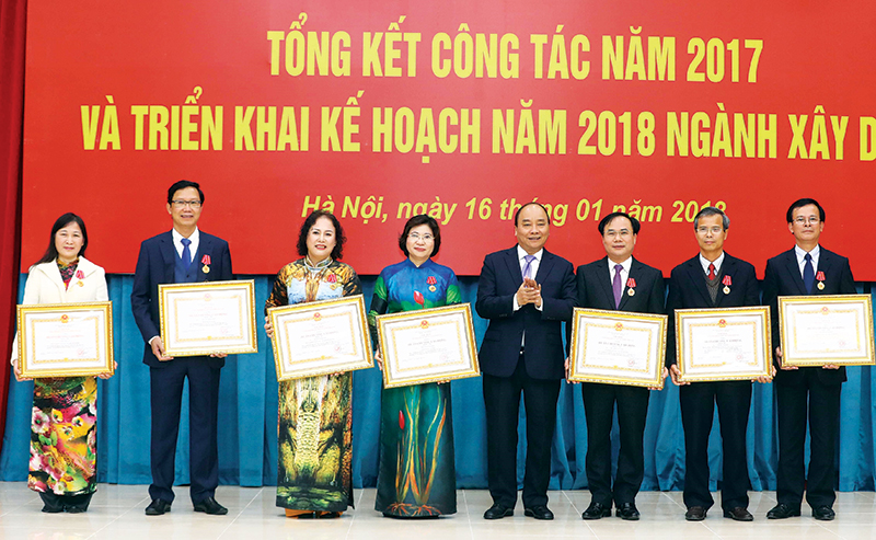 Thủ tướng Nguyễn Xuân Phúc trao tặng Huân chương Lao động hạng Nhì và hạng Ba cho các đồng chí lãnh đạo Bộ Xây dựng và các đơn vị trực thuộc. Ảnh: THỐNG NHẤT-TTXVN