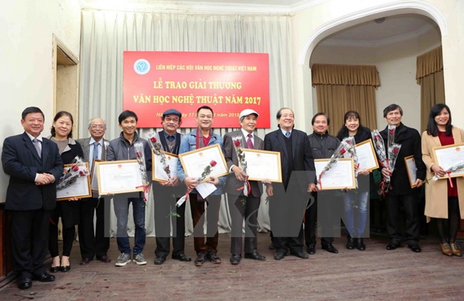 Trao giải cho các tác giả là hội viên các Hội VHNT chuyên ngành Trung Ương, Hội nghệ sỹ nhiếp ảnh Việt Nam