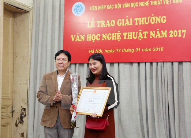 Thứ trưởng Bộ Văn hoá, Thể thao và Du lịch Vương Duy Biên trao giải A cho tác giả Phạm Phát