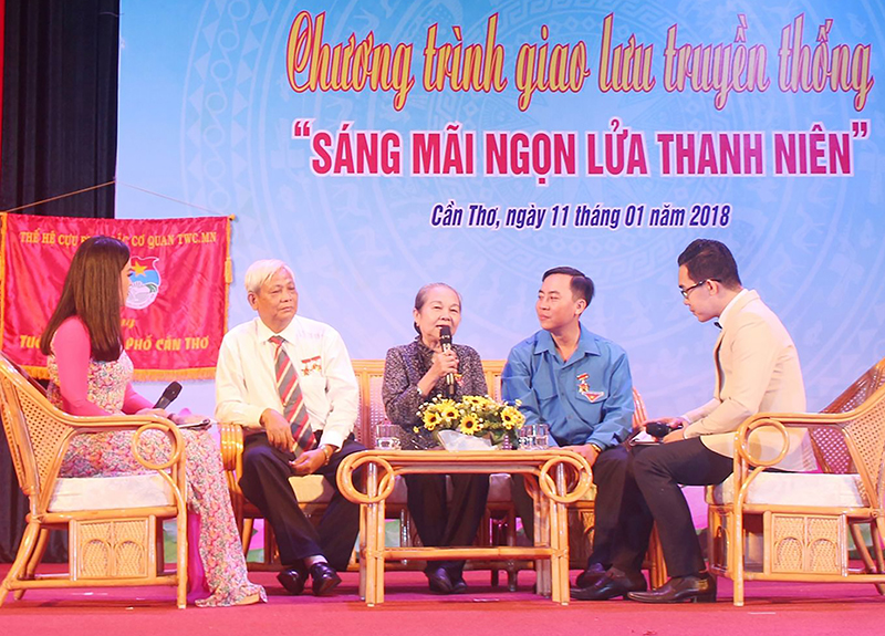 Bà Hoàng Thị Khánh, nguyên Chủ nhiệm Ủy ban Kiểm tra Thành ủy TP Hồ Chí Minh giao lưu với đoàn viên TP Cần Thơ. Ảnh: PHẠM TRUNG