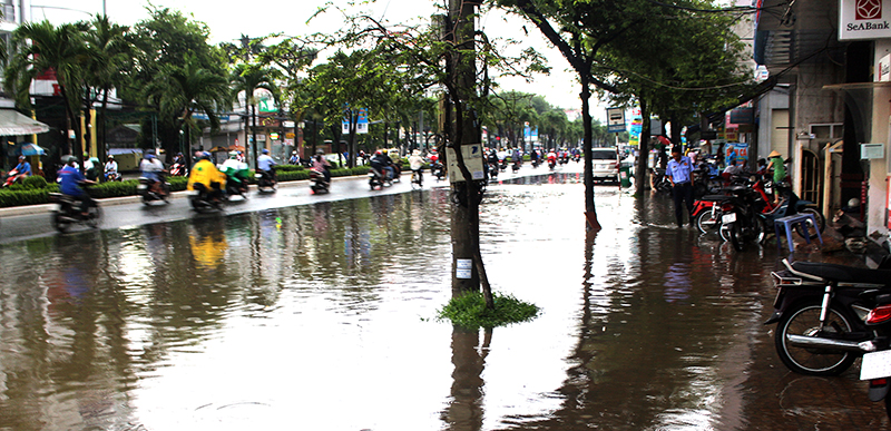 Đường 30 Tháng 4, quận Ninh Kiều thường xuyên bị ngập sâu do triều cường, ảnh hưởng giao thông, sinh hoạt, kinh doanh của người dân tại địa phương. Ảnh: HÀ VĂN