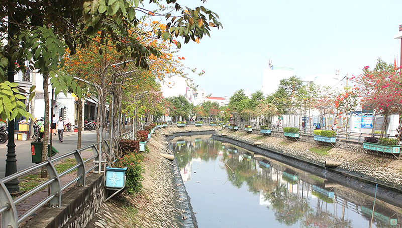 Đảm bảo môi trường sinh thái,
phát triển đô thị bền vững Rạch Tham Tướng - một trong những nơi thành phố có nhu cầu xử lý nước nhằm đảm bảo môi trường, nâng cao chất lượng cuộc sống người dân. Ảnh: ANH KHOA