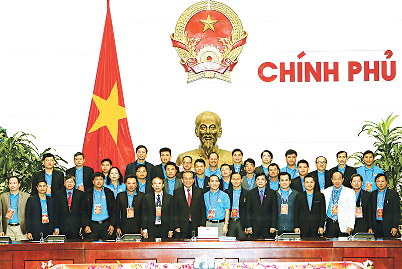 Phó Thủ tướng Trương Hòa Bình chụp ảnh lưu niệm với đoàn đại biểu. Ảnh: NGUYỄN DÂN-TTXVN
