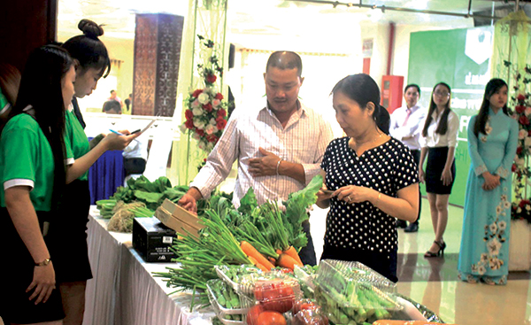 Công ty cổ phần  tập đoàn VN Farm Food trưng bày, giới thiệu các sản phẩm rau củ trồng theo phương pháp hữu cơ. Ảnh: KHÁNH TRUNG