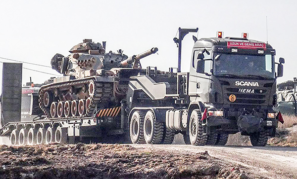 Thổ Nhĩ Kỳ vận chuyển xe thiết giáp tới khu vực biên giới với Syria. Ảnh: AFP
