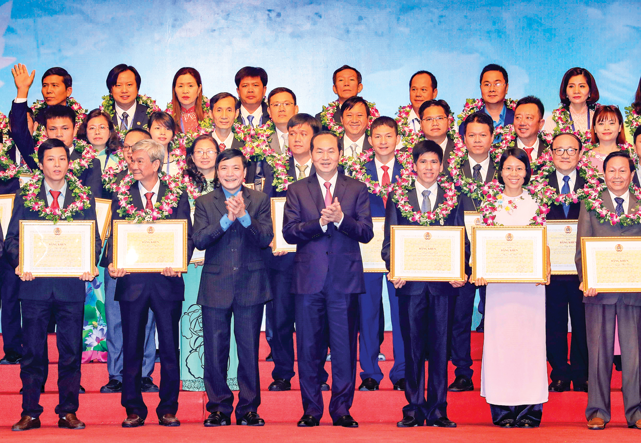 Chủ tịch nước Trần Đại Quang tặng hoa cho các Chủ tịch Công đoàn cơ sở có thành tích đặc biệt xuất sắc.  Ảnh: NHAN SÁNG (TTXVN)