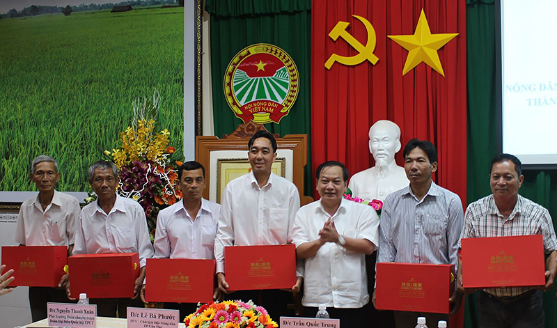 Đồng chí Trần Quốc Trung, Bí thư Thành ủy tặng quà các nông dân tiêu biểu.