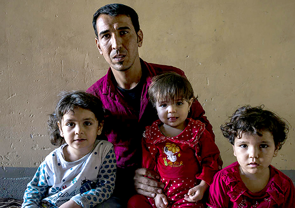 Anh Sadoun bên 3 con gái của mình. Ảnh: IRC