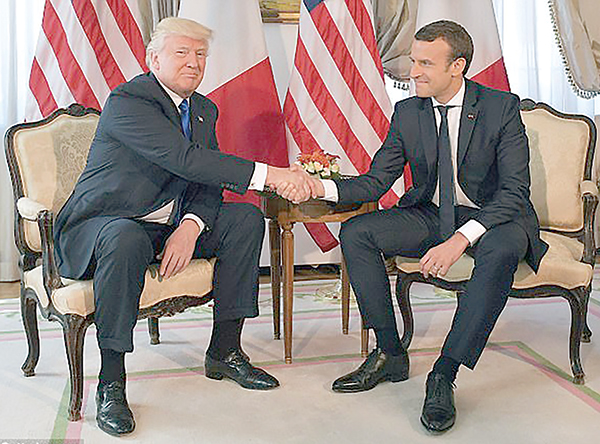 Tổng thống Trump (trái) trong cuộc gặp trước đây với Tổng thống Pháp Macron.