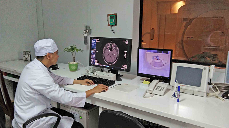 Kỹ thuật viên Khoa Chẩn đoán hình ảnh thao tác vận hành máy MRI hiện đại. Ảnh: THU SƯƠNG
