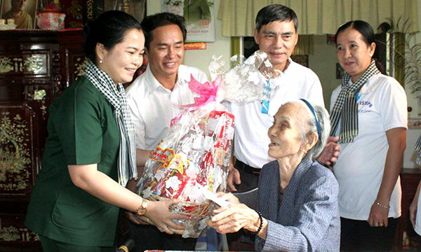 Bà Trần Hồng Thắm, Giám đốc Sở GD&ĐT thành phố cùng các thành viên trong đoàn thăm và tặng quà Mẹ Việt Nam Anh hùng Đỗ Thị Ba.