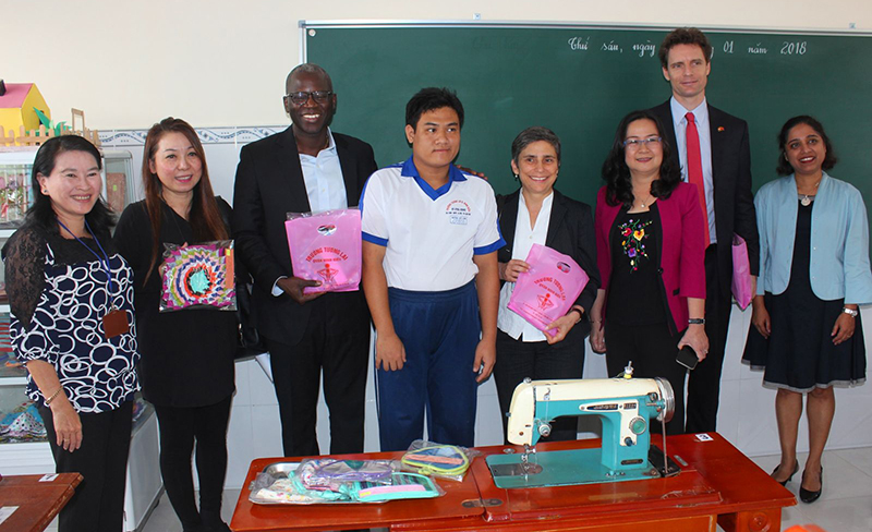 Đoàn công tác của WB và Đoàn Đại sứ Thụy Sĩ tham quan Trường Tương Lai. Ảnh: ANH KHOA