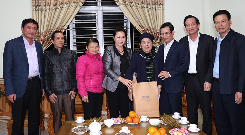 Chủ tịch Quốc hội Nguyễn Thị Kim Ngân thăm và tặng quà bà Nguyễn Thị Lành là vợ liệt sĩ, thôn Trang, xã Phương Độ, thành phố Hà Giang. Ảnh: TRỌNG ĐỨC (TTXVN)