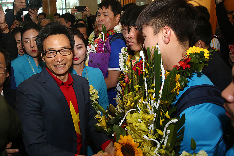 Phó Thủ tướng Vũ Đức Đam chúc mừng các cầu thủ U23 Việt Nam. Ảnh: VGP/ĐÌNH NAM