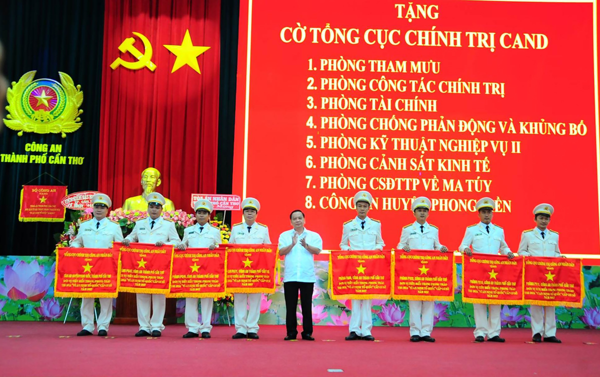 Bí thư Thành ủy Cần Thơ Trần Quốc Trung trao Cờ thi đua của Tổng cục Chính trị Công an Nhân dân cho các đơn vị dẫn đầu Phong trào thi đua Vì an ninh Tổ quốc cấp cơ sở năm 2017.