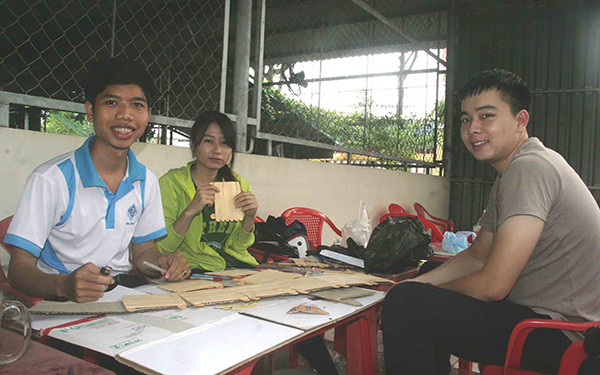 Nguyễn Thành Giang (bìa trái), sinh viên ngành Ngôn ngữ Pháp và bạn bè chuẩn bị mô hình phục vụ buổi sinh hoạt Câu lạc bộ Tiếng Pháp. Ảnh: Q. THÁI