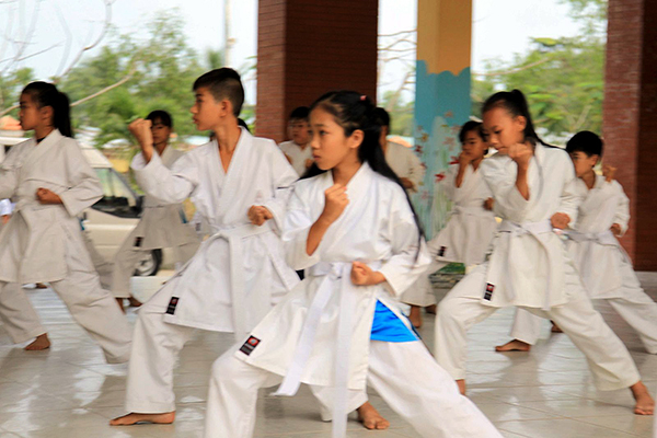 Các VĐV tập luyện tại CLB karatedo Trường THCS Thường Thạnh. Ảnh: NGUYỄN MINH