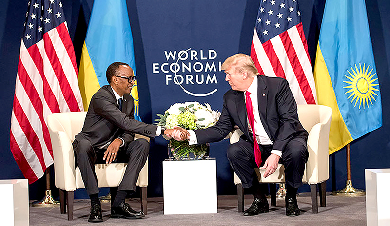 Ông Trump (phải) và Tổng thống Rwanda Kagame tại Davos.