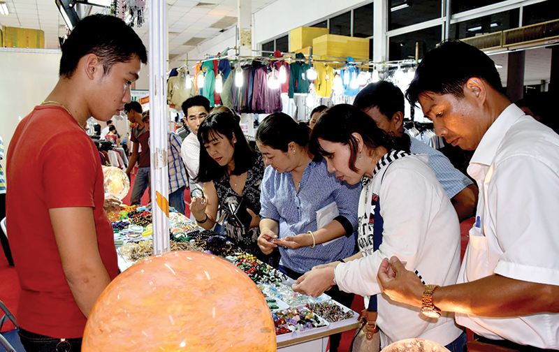 Gian hàng sản phẩm mỹ nghệ đá non nước đến từ Đà Nẵng thu hút nhiều người tiêu dùng. Ảnh: T. TRINH