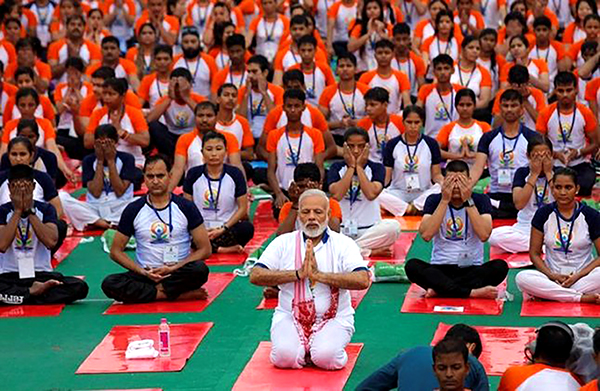 Thủ tướng Ấn Độ Modi luyện tập yoga nhân ngày Quốc tế Yoga 21-6-2017. Ảnh: Reuters