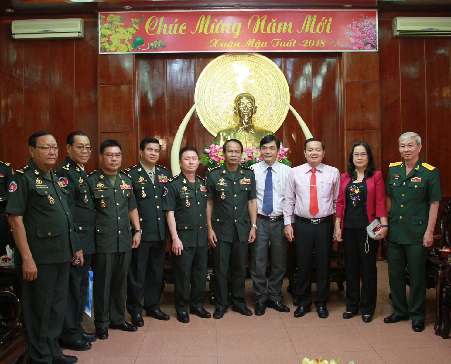 Đoàn Bộ Tư lệnh Cảnh vệ, Quân đội Hoàng gia Campuchia chụp ảnh lưu niệm cùng lãnh đạo thành phố.