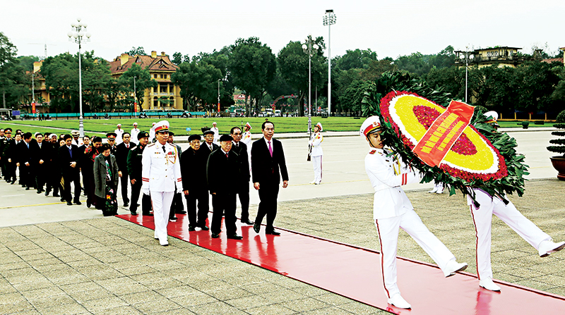 Lãnh đạo Đảng, Nhà nước vào Lăng viếng Chủ tịch Hồ Chí Minh. Ảnh: Nguyễn Dân - TTXVN