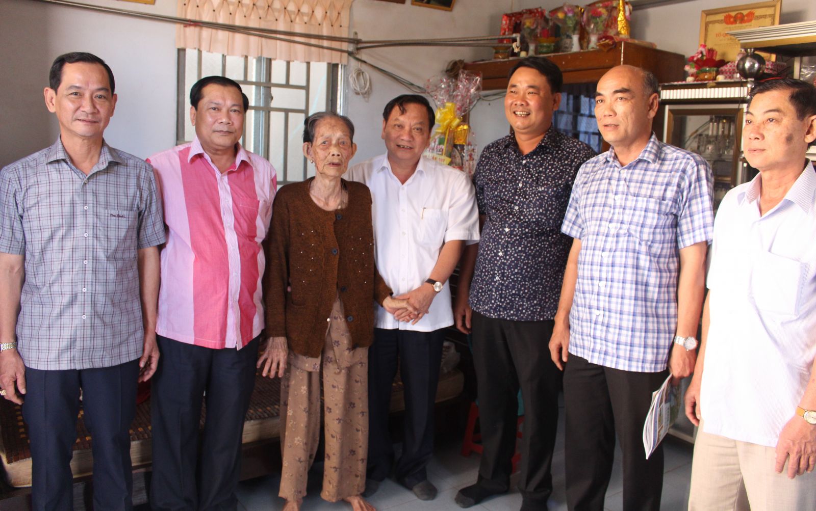 Đồng chí Trần Quốc Trung (đứng thứ 4, từ trái qua), Ủy viên Ban chấp hành Trung ương Đảng, Bí thư Thành ủy Cần Thơ cùng với các đồng chí trong đoàn đến chúc Tết gia đình bà Phan Thị Sửu, thị trấn Búng Tàu.