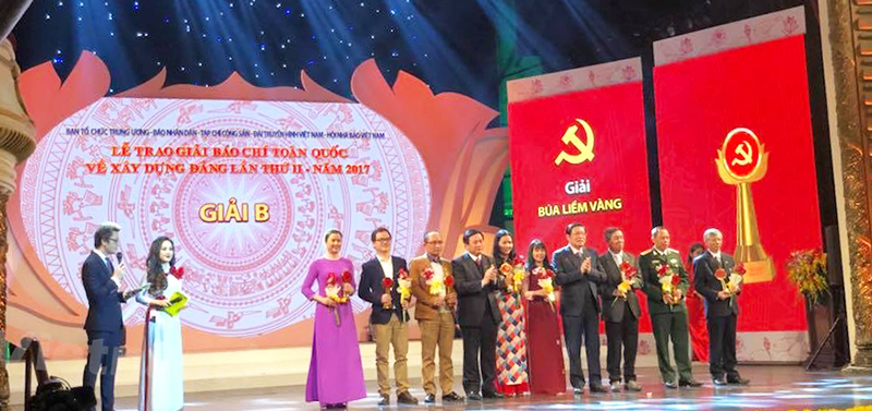 Các tác giả và nhóm tác giả đoạt giải B. Ảnh: Vietnam+