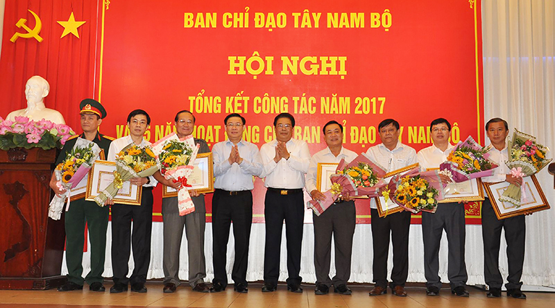 Phó Thủ tướng Vương Đình Huệ và đồng chí Sơn Minh Thắng, Phó Trưởng Ban Thường trực Ban Chỉ đạo Tây Nam Bộ trao Bằng khen cho các tập thể, cá nhân.