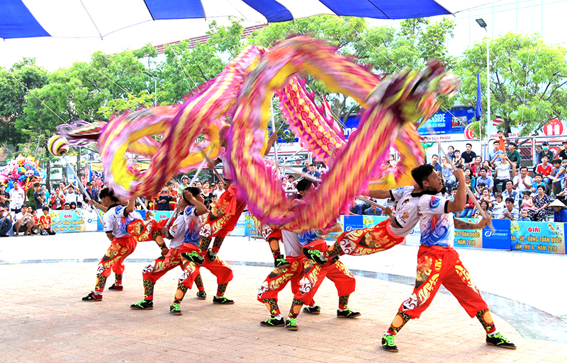 Với màn biểu diễn múa Rồng độc đáo trên nền nhạc hùng tráng, đoàn Hào Dũng Đường (TP Hồ Chí Minh) đoạt HCV trong sự trầm trồ của khán giả.