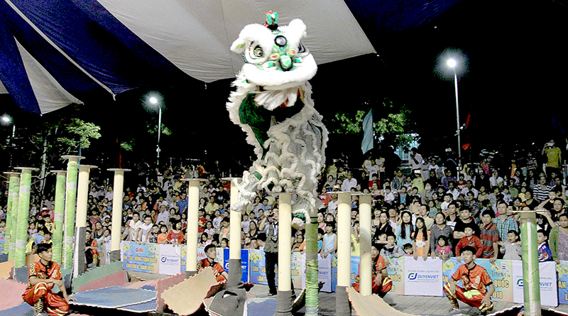 Giải Lân Sư Rồng là một trong những sự kiện văn hóa truyền thống đặc sắc và quyến rũ nhất tại Việt Nam. Người xem có thể thưởng thức điệu nhảy đầy sức mạnh và uy lực của lân sư rồng, cùng với những màn trình diễn kỹ thuật và nghệ thuật đẹp mắt.