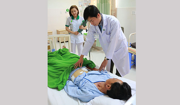 Phẫu thuật thành công cho bệnh nhân bị đâm thủng ruột bằng đũa Bác sĩ Huỳnh Huy Cường thăm khám cho bệnh nhân sau phẫu thuật.