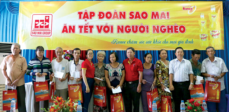 Tập đoàn Sao Mai trao quà Tết cho người nghèo tại phường Mỹ Long, TP Long Xuyên, tỉnh An Giang. Ảnh: THIỆN KHIÊM