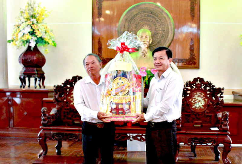 Đại diện Đoàn chúc Tết các tôn giáo (bên trái) tặng quà lãnh đạo UBND thành phố. Ảnh: TÂM KHOA