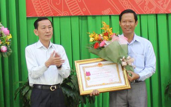 Đồng chí Võ Thành Thống (bên trái), Chủ tịch UBND TP Cần Thơ thừa ủy quyền của Chủ tịch nước trao tặng Huân chương Lao động hạng Ba cho Sở Nội vụ thành phố. Ảnh: QUỲNH LAM