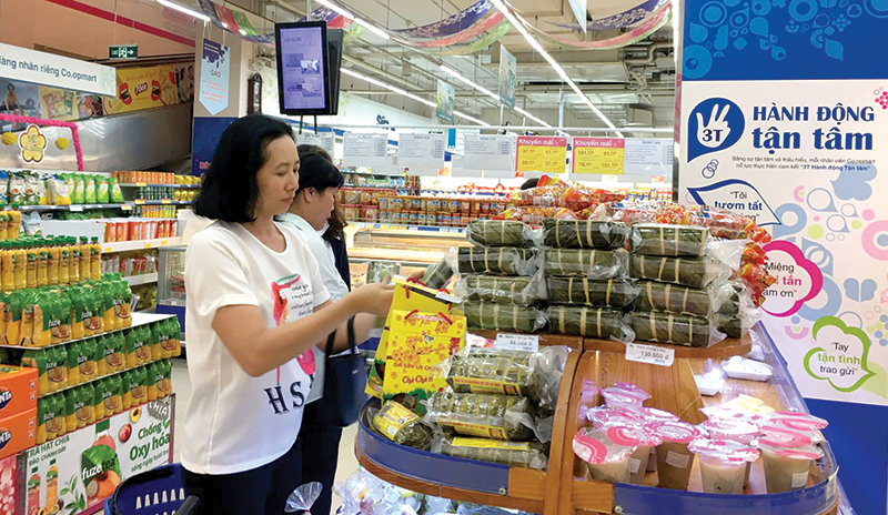 Đa dạng hàng đặc sản
cho ngày Tết Khách hàng chọn mua hàng đặc sản tại Siêu thị Co.opmart Cần Thơ. Ảnh: KHÁNH NAM