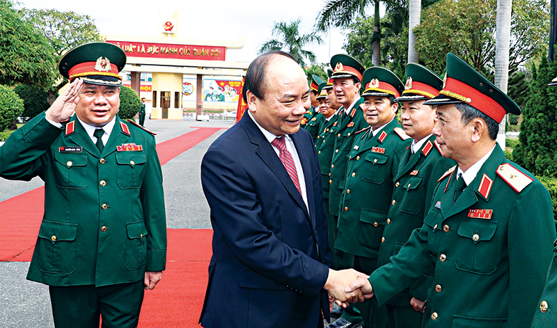 Thủ tướng Nguyễn Xuân Phúc đến thăm, làm việc và chúc Tết cán bộ, chiến sĩ Bộ Tư lệnh Quân khu 5. Ảnh: Thống Nhất-TTXVN