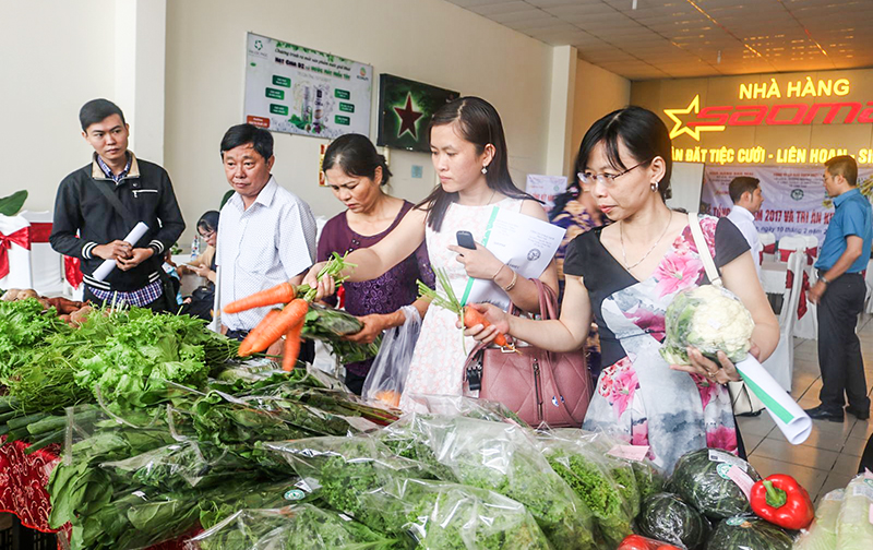Khách hàng tham quan  và chọn mua rau củ, quả tươi tại Nhà  hàng Sao Mai, ở đường 3 Tháng 2, quận Ninh Kiều. Ảnh: M.HOA
