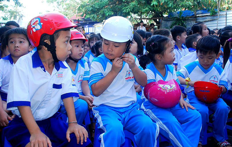 Học sinh trên địa bàn quận Ô Môn vui mừng khi nhận được MBH đạt chuẩn. Ảnh: XUÂN ĐÀO