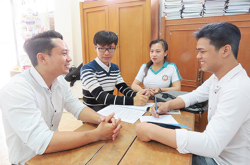 Anh Nguyễn Thanh Trạng (bìa trái), Bí thư Đoàn Trường CĐCT động viên các sinh viên khó khăn nỗ lực học tốt. Ảnh: BÍCH KIÊN